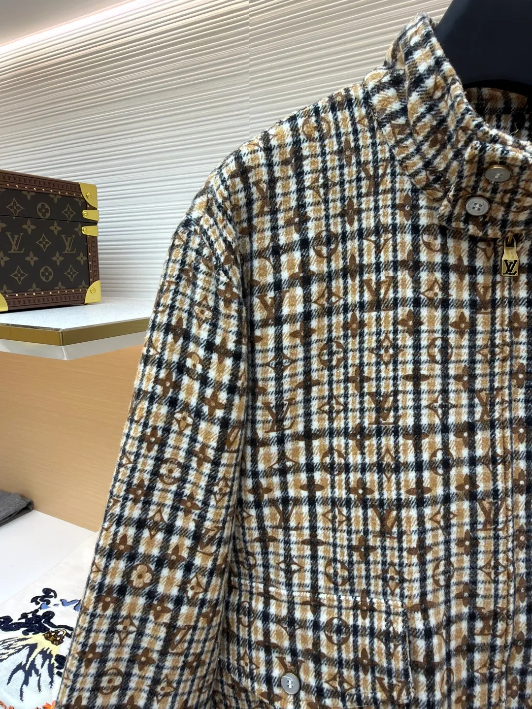 LOUIS VUITTON houndstooth presbyopic jacket ●Original version: Purchased and developed at 28599 ●Item number: 1681208-C45 ●Material: houndstooth fabric ●Technology: patch production ●Color: brown ●Version: Fitted version ●Weight: about 1050 grams ●Size: S-M-L-XL ●Description: Taking inspiration from the Dandy tailoring admired by British dog-walking gentlemen, with a full-frame Monogram The pattern revisits the Prince of Wales check. Beaded 1V patches and 1V Dog badges sit on the chest and back for an eclectic mix of preppy and edgy style. The overall routing is straight and delicate, the fabric is comfortable and soft, the color is consistent and there is no color difference, it can be matched with the same style to create a fashionable look, and can be used in various occasions, customized accessories, complete with three standards, the same style for men and women!